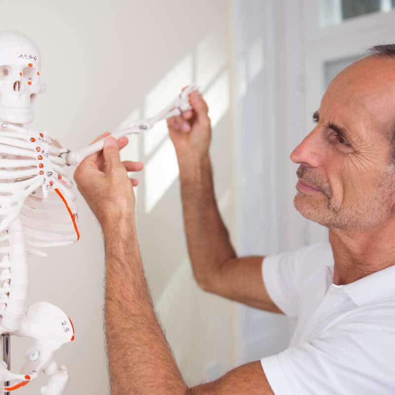 roland liebscher-bracht shows the osteopressur for shoulder pain