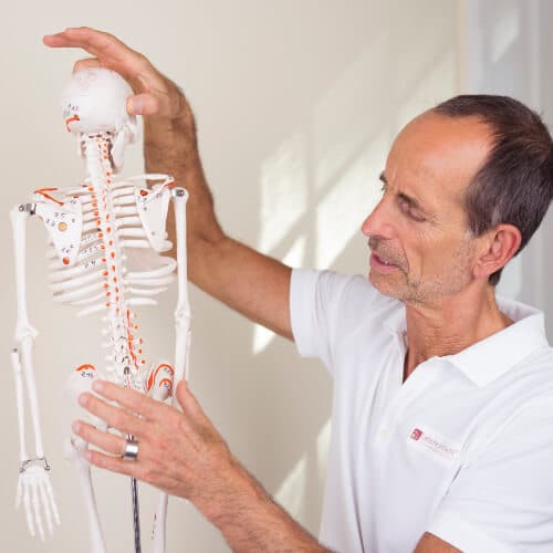 Roland Liebscher-Bracht shows anatomy at the skeleton