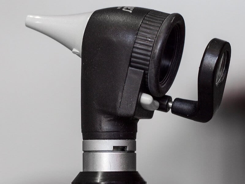 An otoscope.