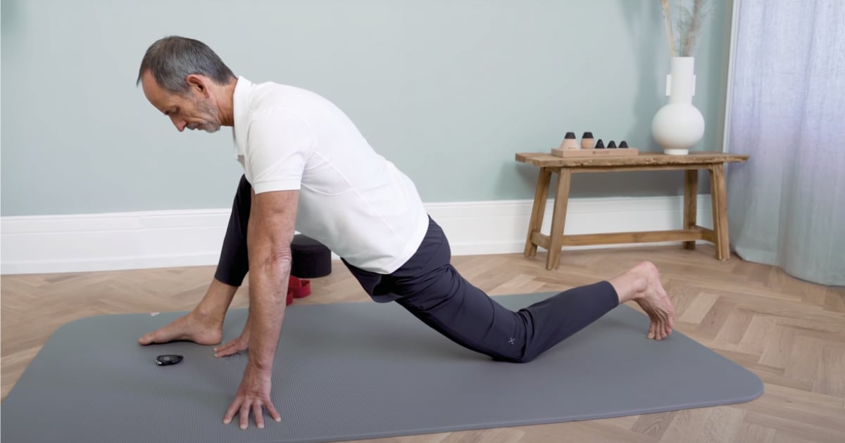 Roland Liebscher-Bracht is performing a pain-free exercise.